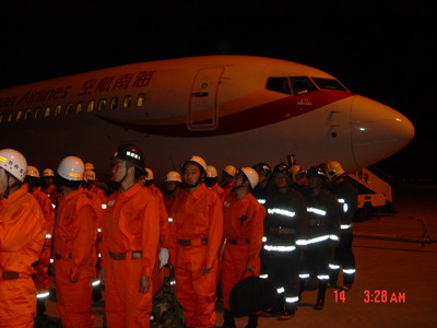 乘坐海航太原－綿陽急救飛行航班的武警和消防官兵們即將投入救災戰(zhàn)斗中