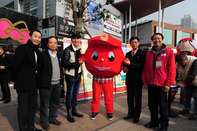 （從左至右）上海市血液中心副主任沈行峰、上海市血液中心主任朱永明、觸動傳媒創(chuàng)始人兼執(zhí)行主席馮暉中、上海市紅十字會常務(wù)副會長馬強(qiáng)、“獻(xiàn)血達(dá)人”陳澤人