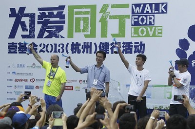 可口可樂大中華及韓國區(qū)董事長魯大衛(wèi)（左一）、壹基金創(chuàng)始人李連杰（右一）、明星志愿者文章及相關(guān)領(lǐng)導(dǎo)為“為愛同行”隊(duì)伍鳴響出發(fā)槍聲