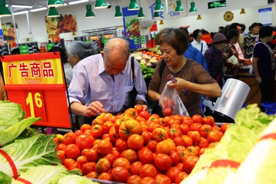 沃爾瑪云南普洱縣全新門店開業(yè)當日，顧客在選購優(yōu)質低價的生鮮商品