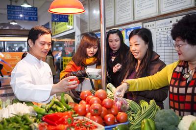 媒體嘉賓與廣州海航威斯汀中餐行政總廚吳天榮一同前往集市，親自挑選“活力食品”食材