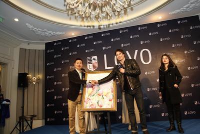 IAN與羅萊家紡副總裁揭幕LOVO2014年春夏新款手繪稿，并在畫稿上留下親筆簽名